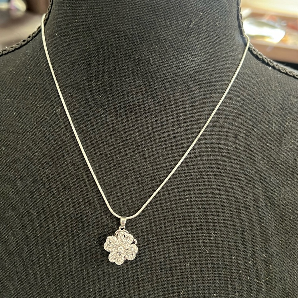 Double spinning flower. This is fashion jewelry.